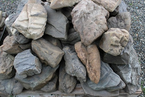 Kamenclub.ru: Песчаник декоративный ландшафтный (фр. 300-500 мм)  купить в Москве песчаник желтый рыжий серый зеленый валун речной окатанный природный песчаника 4 500 руб/т   фото КАМЕНЬ КЛУБ