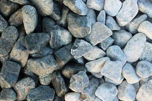 Kamenclub.ru: Щебень галтованный зеленый (змеевик) фр. 50-100 мм.  купить в Москве галтовка мраморная зеленый, салатовый мрамор 12 500 руб/т   фото КАМЕНЬ КЛУБ