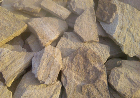 Kamenclub.ru: Песчаник пластушка "фонтанка" желтая (3,0 - 5,0 см)  купить в Москве песчаник желтая, рыжий, желтый песчаник колотый рваный со сколом облицовочный 16200 руб/м3   фото КАМЕНЬ КЛУБ