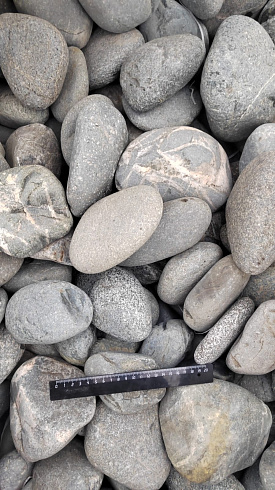 Kamenclub.ru: Галька речная окат (темно-серая) фр. 70-150 мм. купить  в Москве галька речная темно-серая, синяя, серая речная галька округлая  8000 руб/т   фото КАМЕНЬ КЛУБ
