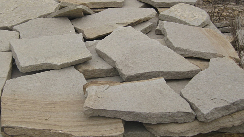 Kamenclub.ru: Песчаник пластушка светло-серый (2,0 см)  купить в Москве плитняк- ластушка светло-серый, серый рваный ландшафтный плитняк колотый 13800 руб/м3   фото КАМЕНЬ КЛУБ