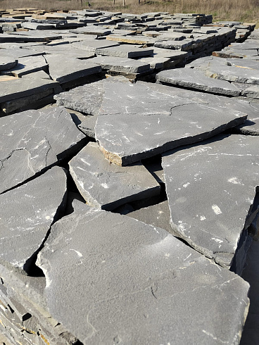 Kamenclub.ru: Песчаник пластушка светло-серый (2,0 см)  купить в Москве плитняк- ластушка светло-серый, серый рваный ландшафтный плитняк колотый 13800 руб/м3   фото КАМЕНЬ КЛУБ