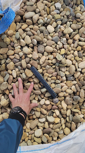 Kamenclub.ru: Галька речная окат рыжая фр. 20-40 мм. купить  в Москве галька речная окатанная рыжая желтая серая округлая речная галька 5000 руб/т   фото КАМЕНЬ КЛУБ