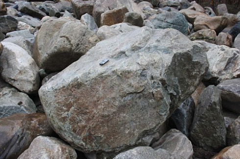 Kamenclub.ru: Гранит скальник (серо-зеленый) фр. 500-1500 мм.  купить в Москве гранит мрамор  серый зеленый темно-серый глыба скальная колотая ландшафтная 7 500 руб/т   фото КАМЕНЬ КЛУБ