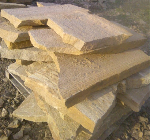 Kamenclub.ru: Форматный камень (плаха) пошаговая дорожка от 70-150 см (4 -12 см)  купить в Москве плитняк  форматный плаха желтый песчаник 9 000 руб/т   фото КАМЕНЬ КЛУБ
