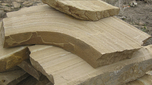 Kamenclub.ru: Форматный камень (плаха) пошаговая дорожка от 70-150 см (4 -12 см)  купить в Москве плитняк  форматный плаха желтый песчаник 9 000 руб/т   фото КАМЕНЬ КЛУБ