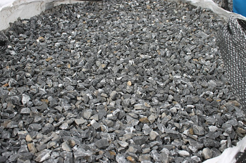 Kamenclub.ru: Щебень крошка черный (мрамор) фр. 20-40 мм.  купить в Москве мрамор черный с белыми прожилками мраморная каменная крошка 11000 руб/т   фото КАМЕНЬ КЛУБ