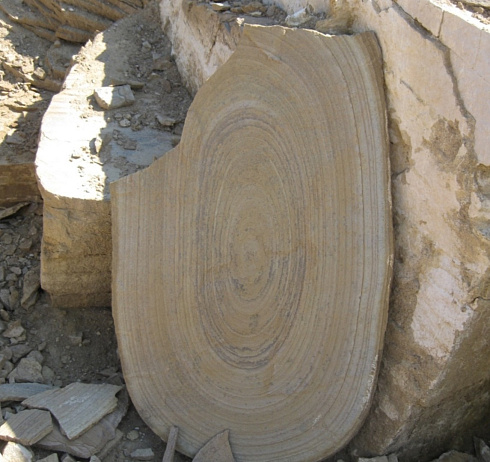 Kamenclub.ru: Форматный камень (плаха) пошаговая дорожка от 70-150 см (4 -12 см)  купить в Москве плитняк  форматный плаха желтый песчаник 9 000 руб/т   фото КАМЕНЬ КЛУБ