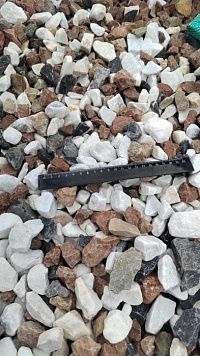 Kamenclub.ru: Мраморная крошка (щебень крошка микс : белый-черный-розовый) фр. 20-40 мм.  купить в Москве мрамор белый, черный, розовый декоративная ландшафтная крошка 12000 руб/т   фото КАМЕНЬ КЛУБ