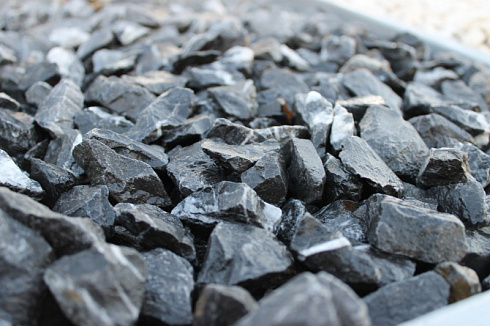 Kamenclub.ru: Щебень крошка черный (мрамор) фр. 20-40 мм.  купить в Москве мрамор черный с белыми прожилками мраморная каменная крошка 11000 руб/т   фото КАМЕНЬ КЛУБ