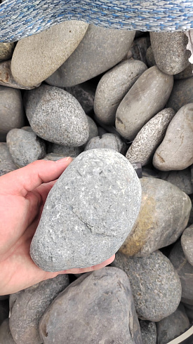 Kamenclub.ru: Галька речная окат (темно-серая) фр. 70-150 мм. купить  в Москве галька речная темно-серая, синяя, серая речная галька округлая  8000 руб/т   фото КАМЕНЬ КЛУБ