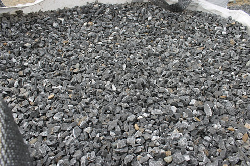 Kamenclub.ru: Щебень крошка черный (мрамор) фр. 20-40 мм.  купить в Москве мрамор черный с белыми прожилками мраморная каменная крошка 11000 руб/т   фото КАМЕНЬ КЛУБ