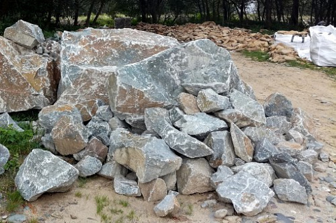 Kamenclub.ru: Гранит скальник (серо-зеленый) фр. 500-1500 мм.  купить в Москве гранит мрамор  серый зеленый темно-серый глыба скальная колотая ландшафтная 7 500 руб/т   фото КАМЕНЬ КЛУБ