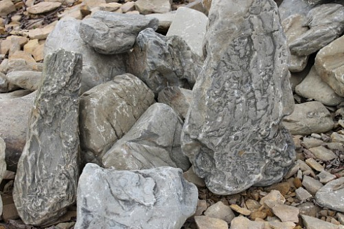 Kamenclub.ru: Песчаник декоративный ландшафтный (фр. 300-500 мм)  купить в Москве песчаник желтый рыжий серый зеленый валун речной окатанный природный песчаника 4 500 руб/т   фото КАМЕНЬ КЛУБ