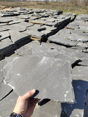 Kamenclub.ru: Песчаник пластушка светло-серый (2,0 см)  купить в Москве плитняк- ластушка светло-серый, серый рваный ландшафтный плитняк колотый 13800 руб/м3   фото КАМЕНЬ КЛУБ