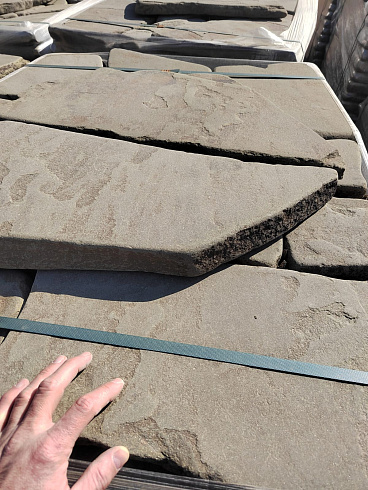 Kamenclub.ru: Песчаник галтованный для облицовки (фр. 2-5 см)  купить в Москве песчник рыжий желтый серый песчаник окатанный речной 6 000 руб/т   фото КАМЕНЬ КЛУБ