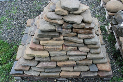 Kamenclub.ru: Песчаник галтованный для облицовки (фр. 2-5 см)  купить в Москве песчник рыжий желтый серый песчаник окатанный речной 6 000 руб/т   фото КАМЕНЬ КЛУБ