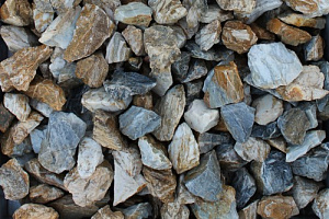 Kamenclub.ru: Мраморная крошка (щебень крошка медовый) фр. 20-40 мм.  купить в Москве мрамор бежевый рыжий желтый ландшафтная мраморная крошка 12000 руб/т   фото КАМЕНЬ КЛУБ