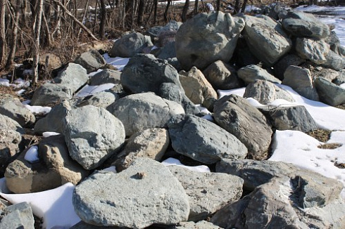 Kamenclub.ru: Гранит скальник (серо-зеленый) фр. 500-1500 мм.  купить в Москве гранит мрамор  серый зеленый темно-серый глыба скальная колотая ландшафтная 7 500 руб/т   фото КАМЕНЬ КЛУБ