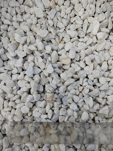 Kamenclub.ru: Мраморная крошка, щебень, цвет-белый, фр. 5-10 мм.  купить в Москве мрамор белый, айвори, молочный мраморная каменная крошка ландшафтная 12000 руб/т   фото КАМЕНЬ КЛУБ