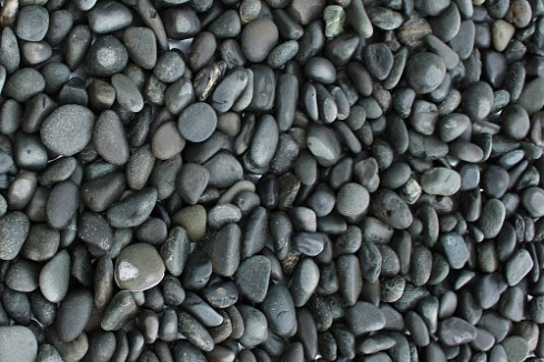 Kamenclub.ru: Галька речная окат (темно-серая) фр. 70-150 мм. купить  в Москве галька речная темно-серая, синяя, серая речная галька округлая  8000 руб/т   фото КАМЕНЬ КЛУБ