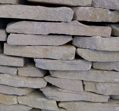 Kamenclub.ru: Песчаник пластушка светло-серый (3,0 см)  купить в Москве песчаник светло-серый, серый песчаник рваный ландшафтный колотый 13800 руб/м3   фото КАМЕНЬ КЛУБ