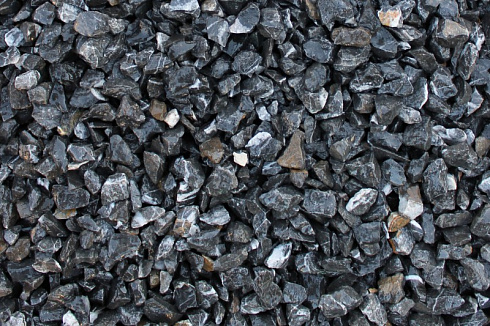 Kamenclub.ru: Щебень крошка черный (мрамор) фр. 20-40 мм.  купить в Москве мрамор черный с белыми прожилками мраморная каменная крошка 11000 руб/т   фото КАМЕНЬ КЛУБ