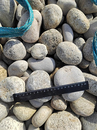 Kamenclub.ru: Галька речная окат (серо-белая) фр. 70-120 мм купить  в Москве галька галечник бело-серая, серо-белая, серая, белая речная природная галька  8000 руб/т   фото КАМЕНЬ КЛУБ