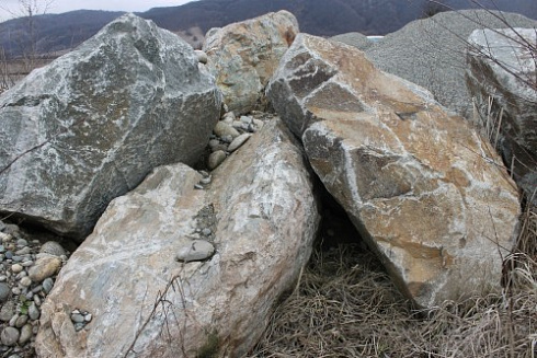 Kamenclub.ru: Гранит скальник (серо-зеленый) фр. 500-1500 мм.  купить в Москве гранит мрамор  серый зеленый темно-серый глыба скальная колотая ландшафтная 7 500 руб/т   фото КАМЕНЬ КЛУБ