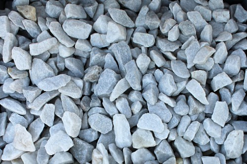 Kamenclub.ru: Мраморная крошка, щебень, цвет-белый, фр. 3-5 мм.  купить в Москве мрамор белый молочный бежевый мрамор колотый 11500 руб/т   фото КАМЕНЬ КЛУБ