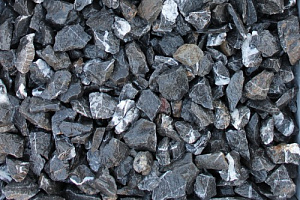 Kamenclub.ru: Щебень крошка черный (мрамор) фр. 20-40 мм.  купить в Москве мрамор черный с белыми прожилками мраморная каменная крошка 11000 руб/т   фото КАМЕНЬ КЛУБ