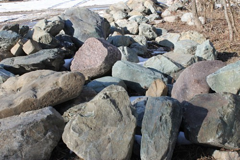 Kamenclub.ru: Гранит скальник (серо-зеленый) фр. 500-1500 мм.  купить в Москве гранит мрамор  серый зеленый темно-серый глыба скальная колотая ландшафтная 7 500 руб/т   фото КАМЕНЬ КЛУБ