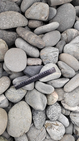 Kamenclub.ru: Галька речная окат (темно-серая) фр. 70-150 мм. купить  в Москве галька речная темно-серая, синяя, серая речная галька округлая  8000 руб/т   фото КАМЕНЬ КЛУБ