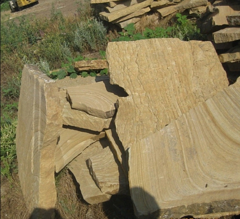 Kamenclub.ru: Форматный камень (плаха) пошаговая дорожка от 70-150 см (4 -12 см)  купить в Москве плитняк  форматный плаха желтый песчаник 9 000 руб/т   фото КАМЕНЬ КЛУБ