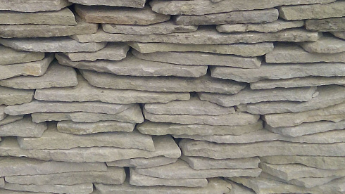 Kamenclub.ru: Песчаник пластушка светло-серый (2,0 см)  купить в Москве плитняк- ластушка светло-серый, серый рваный ландшафтный плитняк колотый 13800 руб/м3   фото КАМЕНЬ КЛУБ