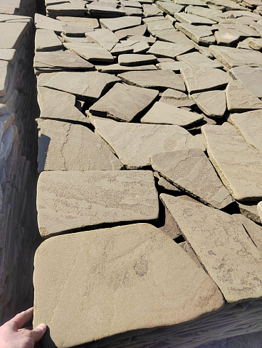 Kamenclub.ru: Песчаник галтованный для облицовки (фр. 2-5 см)  купить в Москве песчник рыжий желтый серый песчаник окатанный речной 6 000 руб/т   фото КАМЕНЬ КЛУБ