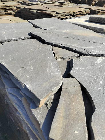 Kamenclub.ru: Песчаник пластушка светло-серый (2,0 см)  купить в Москве плитняк- ластушка светло-серый, серый рваный ландшафтный плитняк колотый 13800 руб/м3   фото КАМЕНЬ КЛУБ