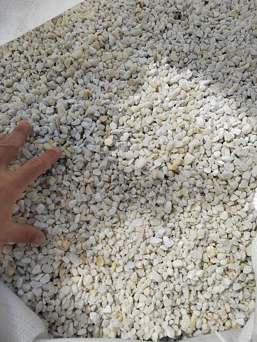 Kamenclub.ru: Мраморная крошка, щебень, цвет-белый, фр. 5-10 мм.  купить в Москве мрамор белый, айвори, молочный мраморная каменная крошка ландшафтная 12000 руб/т   фото КАМЕНЬ КЛУБ