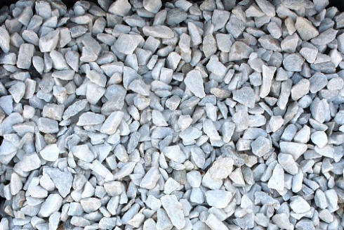 Kamenclub.ru: Мраморная крошка, щебень, цвет-белый, фр. 3-5 мм.  купить в Москве мрамор белый молочный бежевый мрамор колотый 11500 руб/т   фото КАМЕНЬ КЛУБ