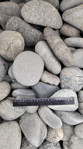 Kamenclub.ru: Галька речная окат (темно-серая) фр. 70-150 мм. купить  в Москве галька речная темно-серая, синяя, серая речная галька округлая  8000 руб/т   фото КАМЕНЬ КЛУБ