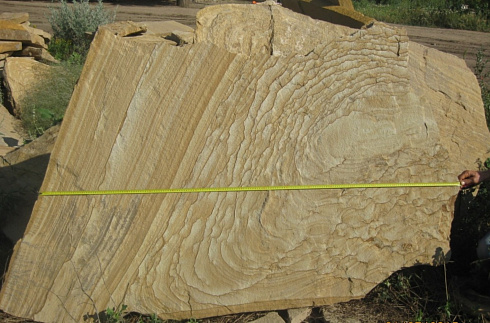 Kamenclub.ru: Форматный камень (плаха) пошаговая дорожка от 70-150 см (4 -12 см)  купить в Москве плитняк  форматный плаха желтый песчаник 9 000 руб/т   фото КАМЕНЬ КЛУБ