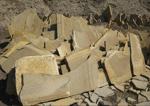 Kamenclub.ru: Форматный камень (плаха) пошаговая дорожка от 70-150 см (4 -12 см)  купить в Москве плитняк  форматный плаха желтый песчаник 9 000 руб/т   фото КАМЕНЬ КЛУБ