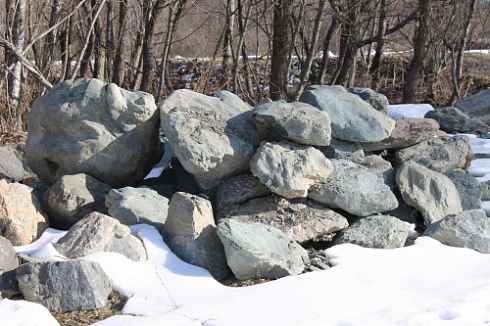 Kamenclub.ru: Гранит скальник (серо-зеленый) фр. 500-1500 мм.  купить в Москве гранит мрамор  серый зеленый темно-серый глыба скальная колотая ландшафтная 7 500 руб/т   фото КАМЕНЬ КЛУБ