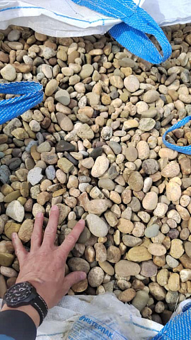 Kamenclub.ru: Галька речная окат рыжая фр. 20-40 мм. купить  в Москве галька речная окатанная рыжая желтая серая округлая речная галька 5000 руб/т   фото КАМЕНЬ КЛУБ