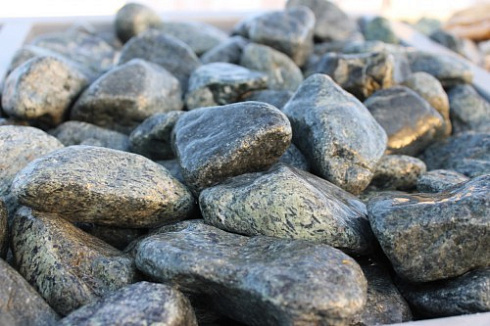 Kamenclub.ru: Щебень галтованный зеленый (змеевик) фр. 50-100 мм.  купить в Москве галтовка мраморная зеленый, салатовый мрамор 12 500 руб/т   фото КАМЕНЬ КЛУБ