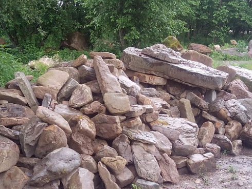 Kamenclub.ru: Песчаник декоративный ландшафтный (фр. 300-500 мм)  купить в Москве песчаник желтый рыжий серый зеленый валун речной окатанный природный песчаника 4 500 руб/т   фото КАМЕНЬ КЛУБ