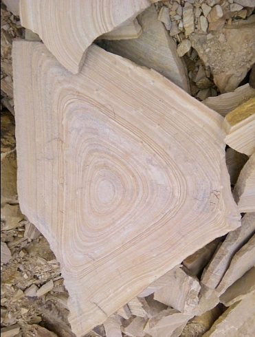 Kamenclub.ru: Форматный камень (плаха) пошаговая дорожка от 70-150 см (4 -12 см)  купить в Москве плитняк  форматный плаха желтый песчаник 9 000 руб/т   фото КАМЕНЬ КЛУБ