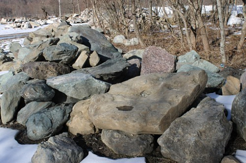 Kamenclub.ru: Гранит скальник (серо-зеленый) фр. 500-1500 мм.  купить в Москве гранит мрамор  серый зеленый темно-серый глыба скальная колотая ландшафтная 7 500 руб/т   фото КАМЕНЬ КЛУБ