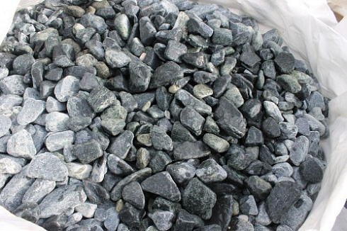 Kamenclub.ru: Щебень галтованный зеленый (змеевик) фр. 50-100 мм.  купить в Москве галтовка мраморная зеленый, салатовый мрамор 12 500 руб/т   фото КАМЕНЬ КЛУБ