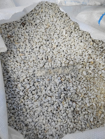 Kamenclub.ru: Мраморная крошка, щебень, цвет-белый, фр. 5-10 мм.  купить в Москве мрамор белый, айвори, молочный мраморная каменная крошка ландшафтная 12000 руб/т   фото КАМЕНЬ КЛУБ